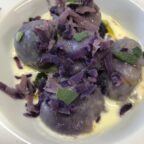 Gnocchi di patata viola ripieni di capriolo su fonduta di caciocavallo e menta