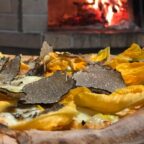 Pizza con tartufo fresco, fiori di zucca e stracchino